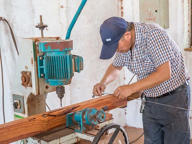 瑞金楼梯地板柜门的油漆修复-10